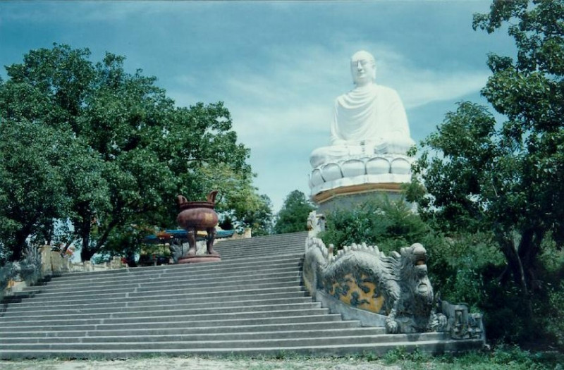 Đường lên viếng cảnh Phật