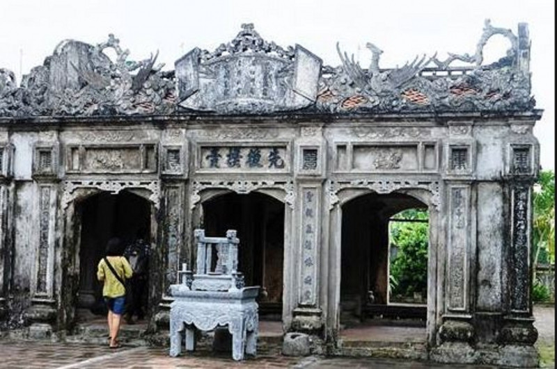 Cổng vào đền thờ Đức Thánh Nguyễn