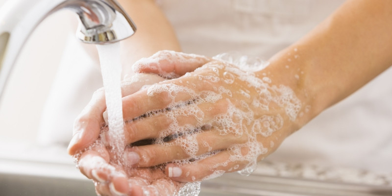 Rửa tay sạch sẽ trước khi chăm sóc bé