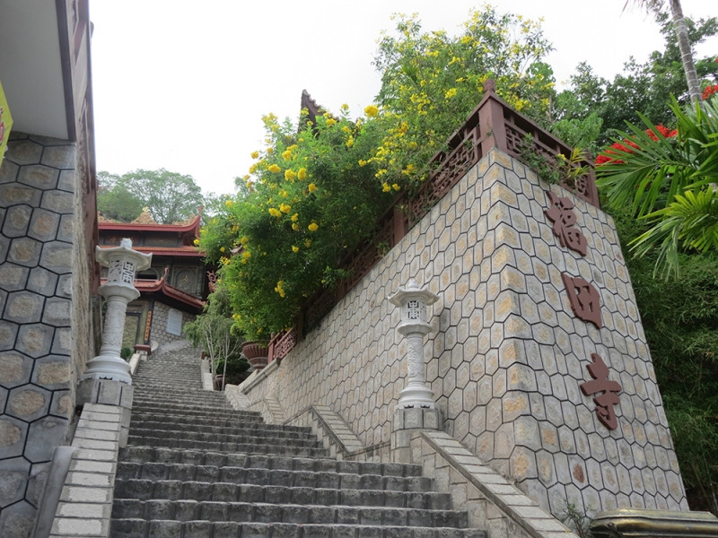 Từ chân núi đến chùa Hang du khách phải vượt qua 300 bậc thang cao.