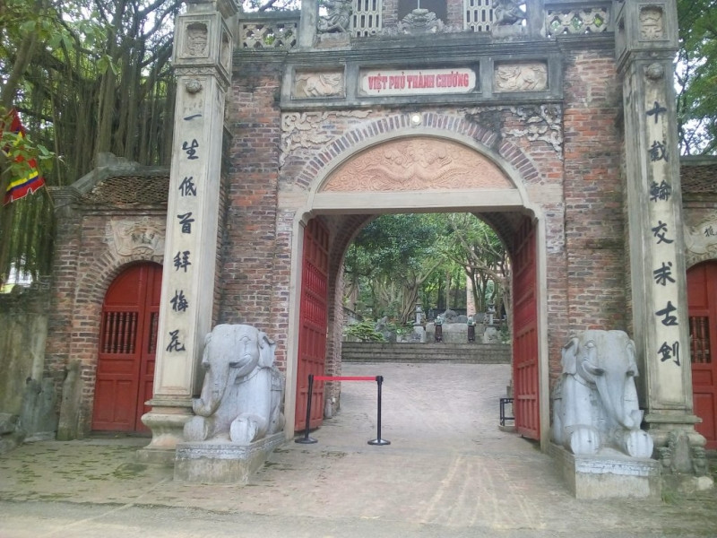 Cổng vào Việt Phủ mang đậm kiến trúc cổ thời xưa