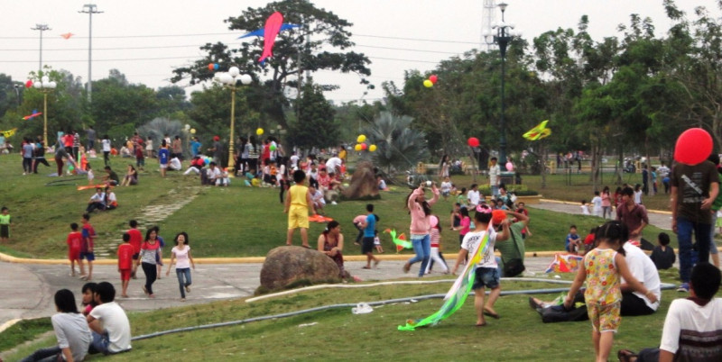 Công viên Văn Miếu - Không gian lí tưởng để thả diều mỗi chiều hè