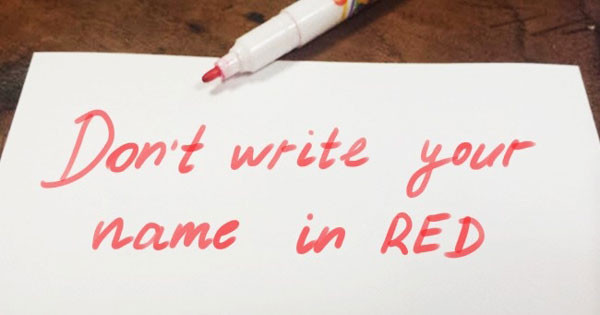 Không được dùng bút đỏ viết tên người