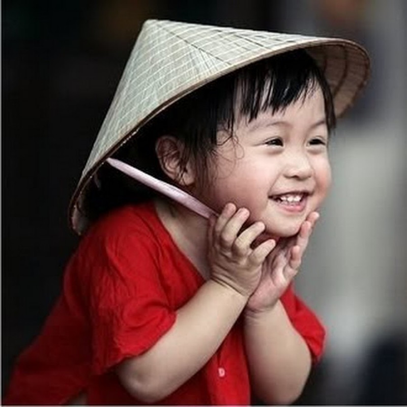 Hãy cười ngây thơ như một đứa bé, đừng khiến nụ cười của bạn trở nên giả tạo và gượng ép.