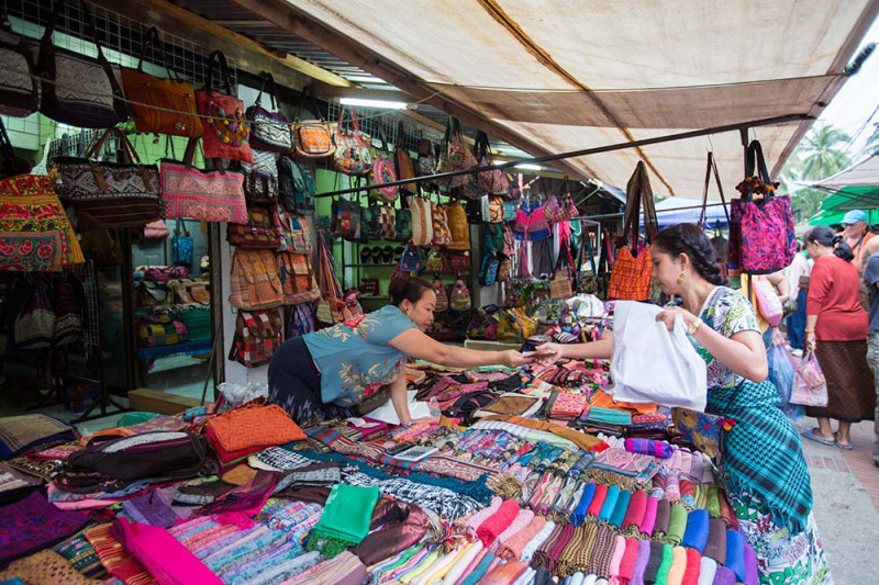 Sử dụng tiền tệ và mua sắm tại Lào