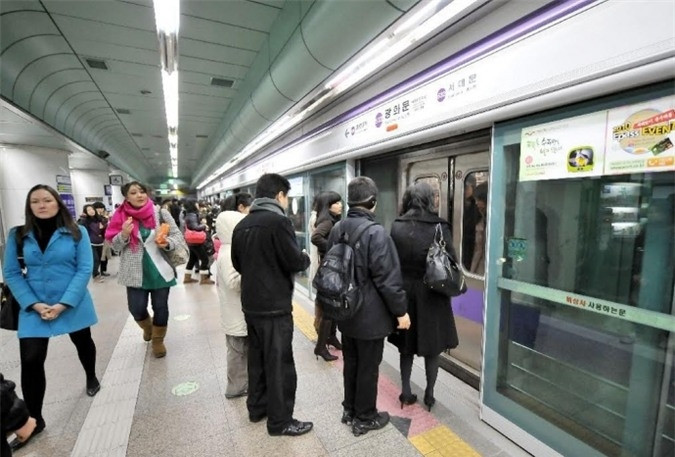Tàu điện ngầm là một trong những phương tiện công cộng phổ biến nhất Hàn Quốc.