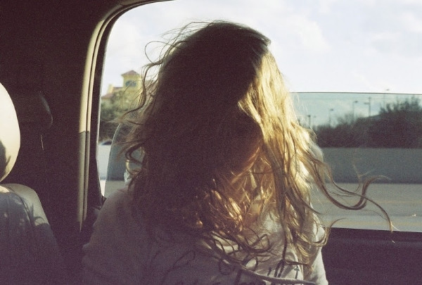 Kiêng chải tóc khi đi xe ô tô