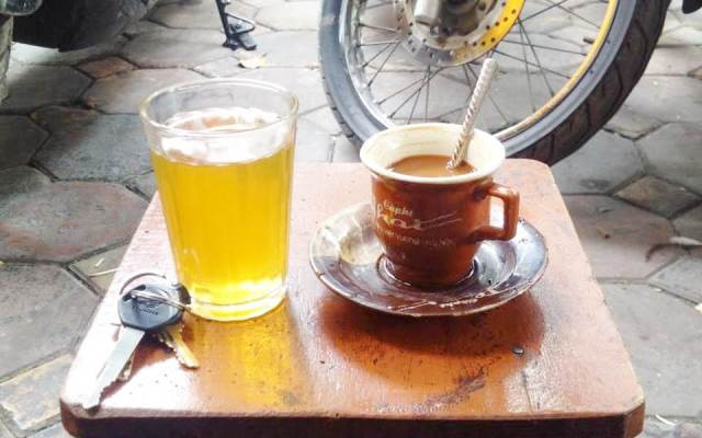 Nhâm nhi cốc trà hay cafe nóng ngắm nhìn phố phường Hà Nội