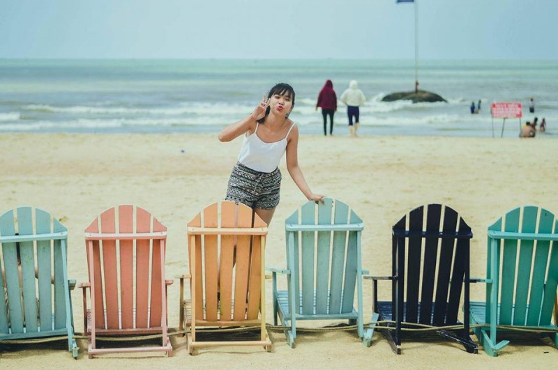 Chiều đến bạn có thể thuê ghế dù ngồi ngắm biển, tận hưởng sự yên bình