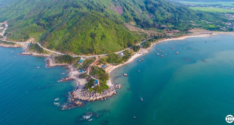 Khu du lịch Thiên Cầm Hà Tĩnh có rất nhiều khách sạn, dọc theo bờ biển