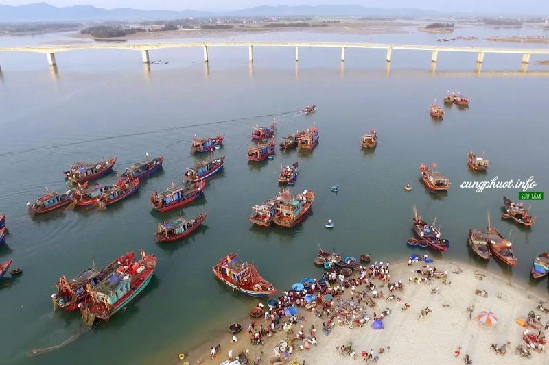 ﻿﻿Dọc theo bờ biển xuôi về phía Nam, du khách sẽ đến với chợ cá Cửa Nhượng có tuổi đời trên một trăm năm với nghề làm mắm
