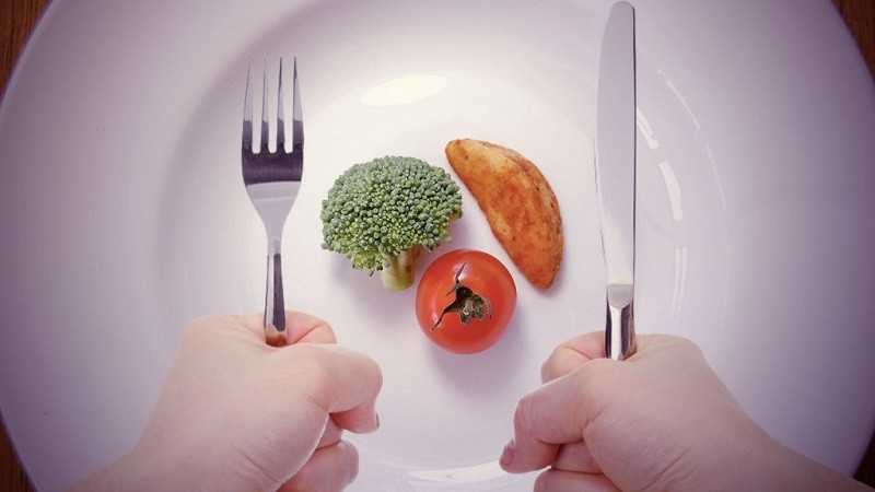 Ăn quá ít sẽ khiến cơ thể thiếu dinh dưỡng và luôn thèm ăn