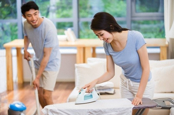 Đàn ông giúp vợ làm việc nhà