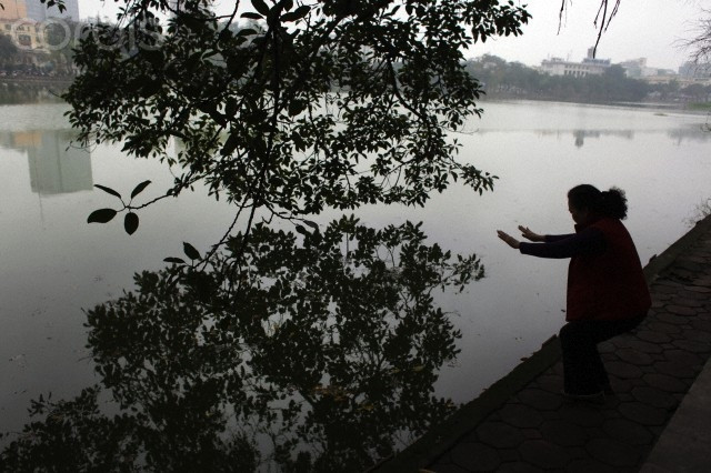 Tập thể dục từ lâu đã là một nếp sống của người Thủ đô Hà Nội, dù mùa đông hay mùa hè, dù trời nắng hay mưa.﻿