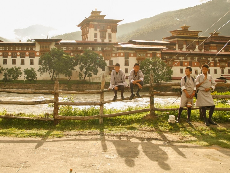 Khoản phí bạn trả khi du lịch Bhutan sẽ được nước này dùng cho đầu tư giáo dục.