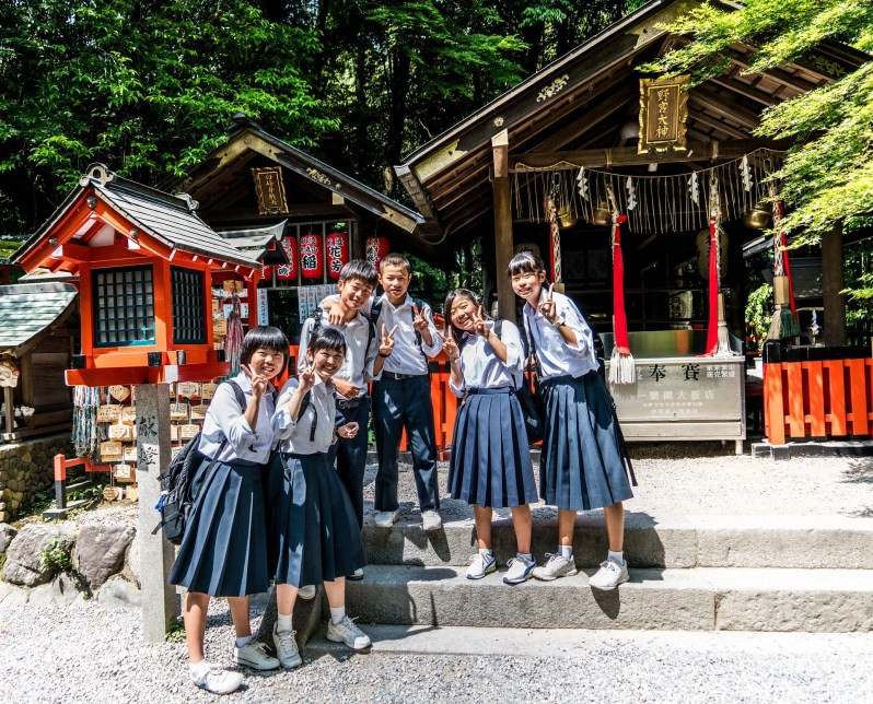 Từ trung học, tiểu học, gần như tất cả các trường công lập Nhật Bản đều yêu cầu học sinh phải mặc đồng phụ