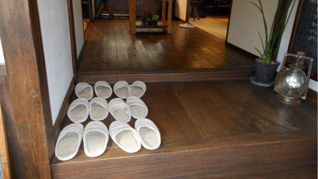 Văn hóa của người Hàn Quốc là thường sinh hoạt, ăn uống, trò truyện, xem TV ngay trên sàn nhà chính vì vậy việc mang giày dép vào nhà là một trong những điều cấm kỵ