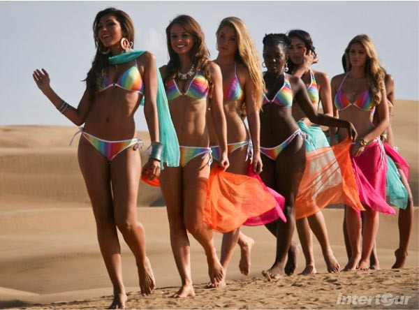 Về phụ nữ, họ chỉ có thể mặc bikini trên bãi biển, tuyệt đối không được diện nơi công cộng