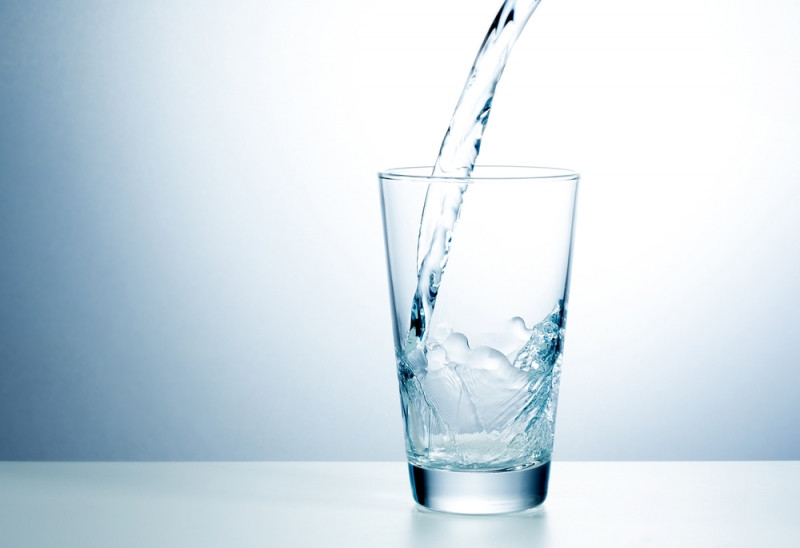 Uống nước lọc là một cách hoàn hảo để bổ sung độ ẩm cho cơ thể.
