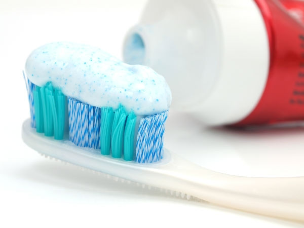 Dù thường xuyên vệ sinh nhưng không thể nào sạch hết được vi khuẩn trong bàn chải đánh răng được.