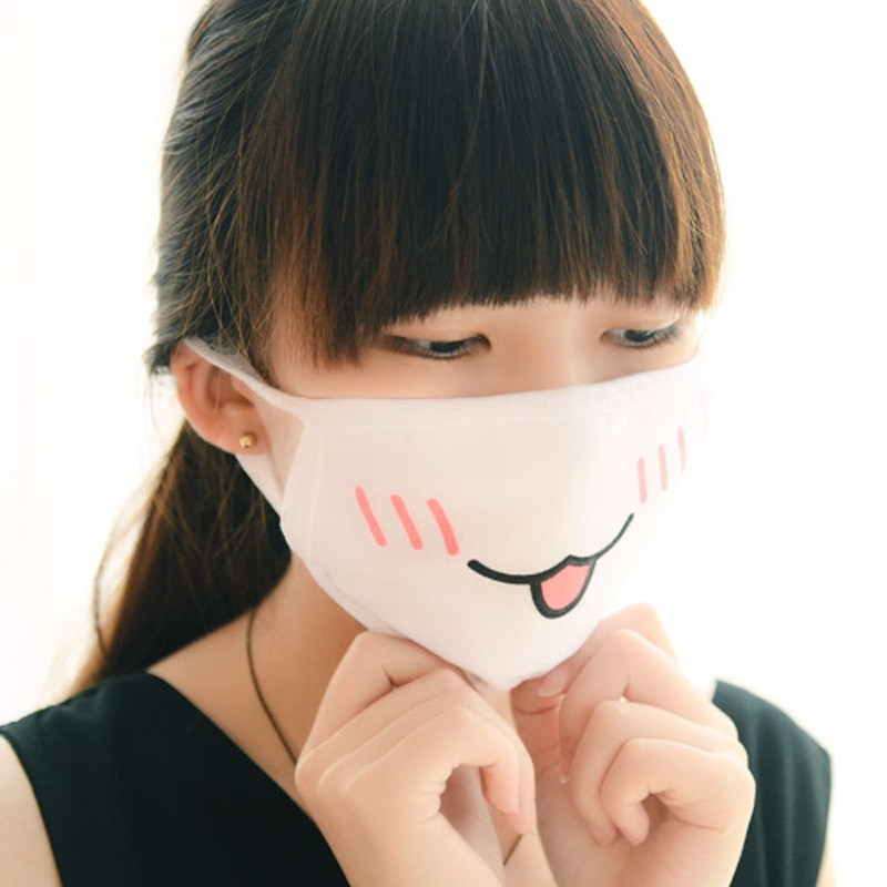 Không chỉ là vật dụng bảo vệ hệ hô hấp của bạn khỏi khói bụi và ô nhiễm không khí, khẩu trang còn tạo ra sự ngăn cách giữa da mặt bạn và môi trường bên ngoài