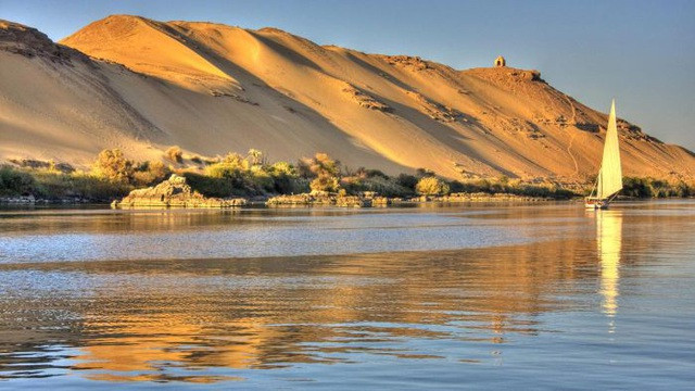 Sông Nile gắn liền với sa mạc, kim tự tháp, pharaoh của Ai Cập