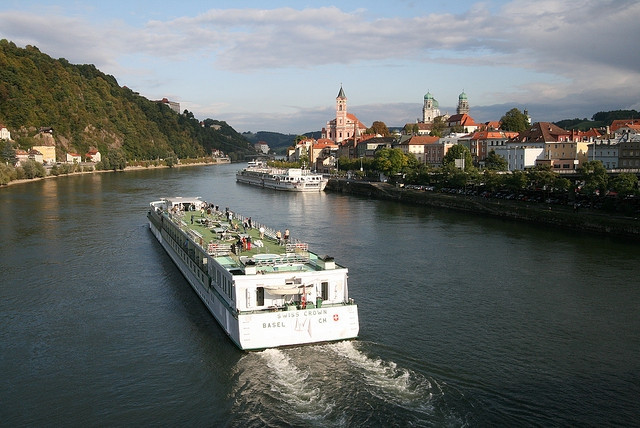 Du thuyền trên sông Danube