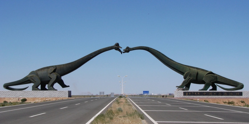 Bước tượng 2 chú khủng long hôn nhau ở đường biên giới Mông Cổ - Trung Quốc.