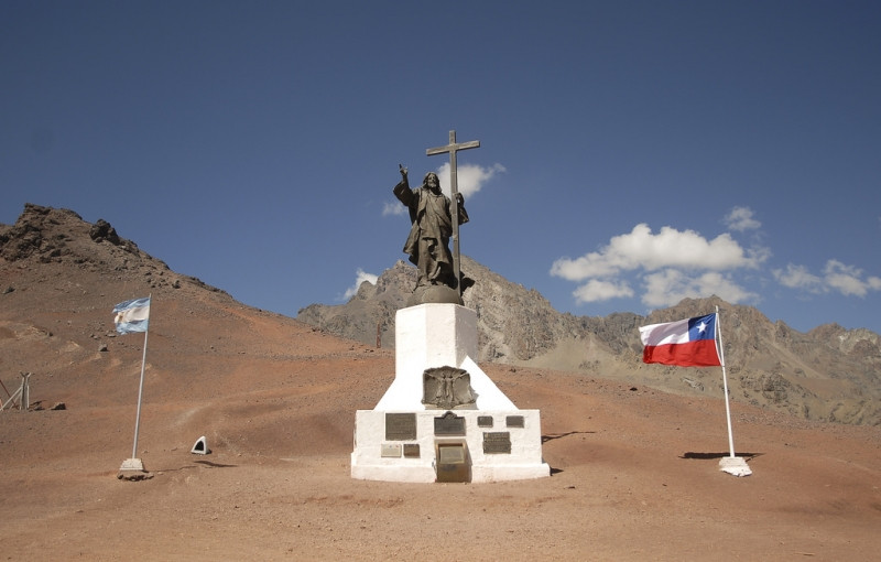 Bức tượng Chúa nằm giữa đường biên giới 2 nước.