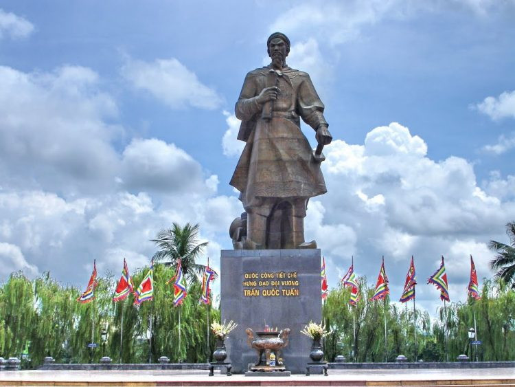 Tượng đài Hưng Đạo Vương ở TP Nam Định