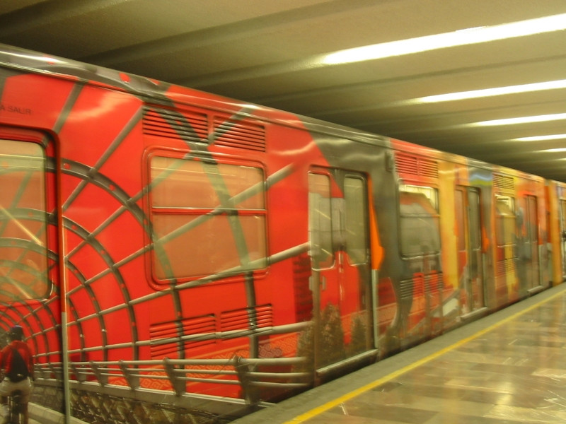 Các toa tàu điện ngầm Mexico được trang trí đầy màu sắc