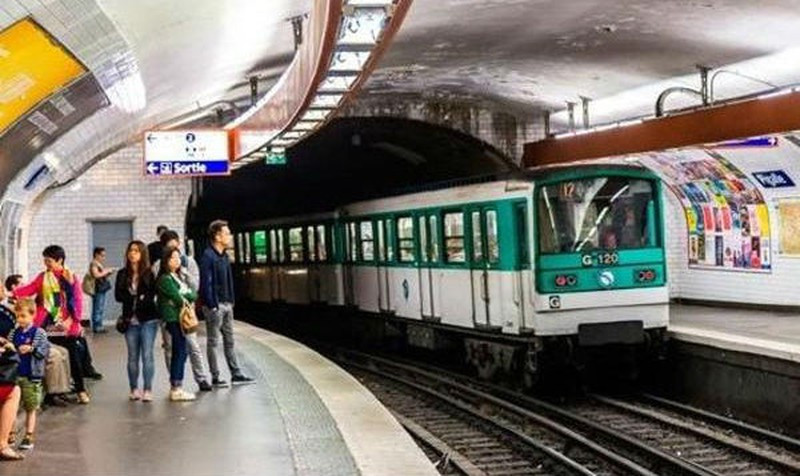 Một nhà ga tàu điện ngầm tại Paris