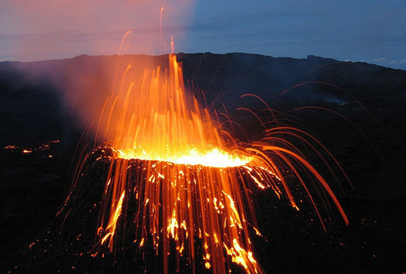 Hiện tượng núi lửa phun trào