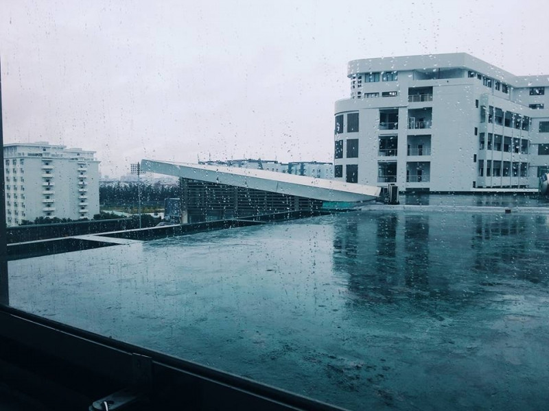 Ngôi trường vào những ngày mưa