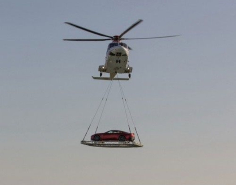 Di chuyển siêu xe bằng trực thăng
