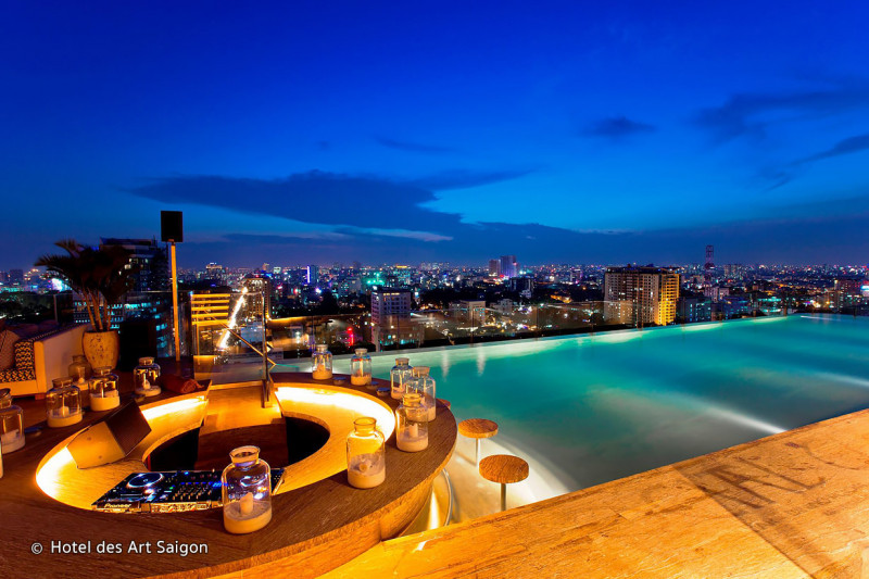 Hồ bơi ở tầng 24 của Hotel Des Arts nằm ở trung tầm Sài Gòn là một trong những hồ bơi có quán bar được yêu thích nhất.