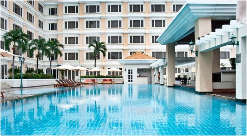 Nếu bạn cực kỳ yêu thích bơi lội và mong muốn tìm được một hồ bơi rộng rãi, sang trọng mà vẫn đảm bảo không gian riêng cho bản thân thì hồ bơi 5 sao của khách sạn Equatorial hội tụ đầy đủ những yếu tố này