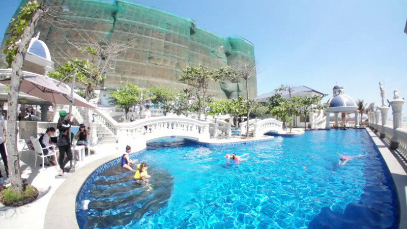 Hồ bơi siêu đẹp tại Lan Rừng Resort