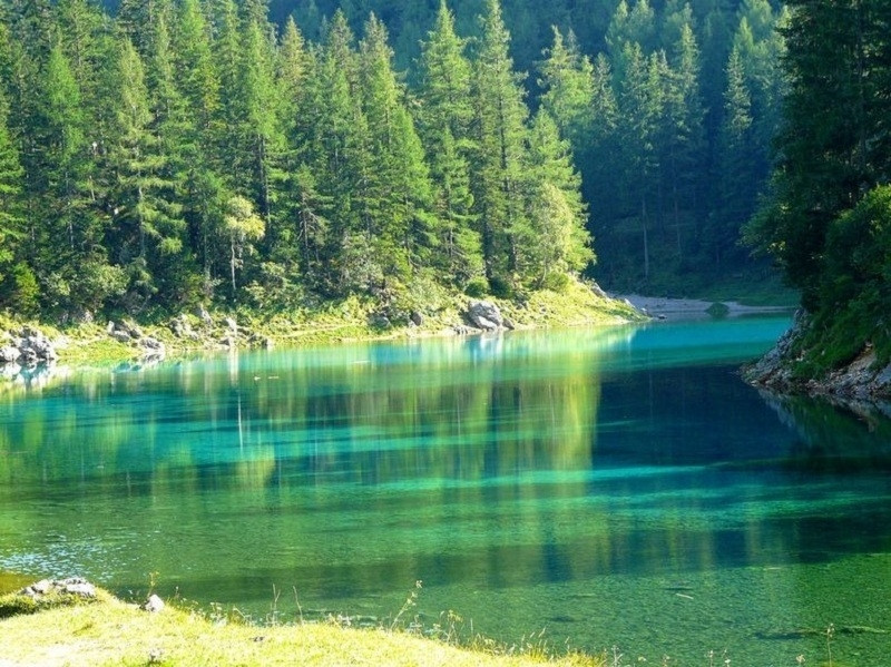 Hồ Gruner See hay còn được biết với tên gọi khác là Hồ Xanh, nổi tiếng với vẻ đẹp siêu thực dưới mặt nước
