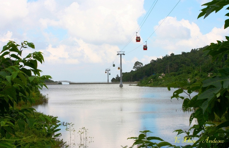 Hồ nằm dưới tuyến đường cáp treo, tạo thêm cảnh quan cho các du khách khi đến tham quan
