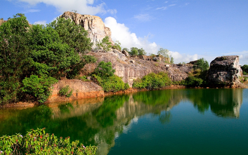 Phong cảnh tại hồ Tà Pạ với làn nước trong mát như tranh thủy mặc