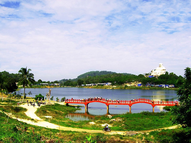 Hồ Thủy Liêm nằm ngay trước tượng Phật Di Lặc, hai bên là chùa Phật Lớn và chùa vạn Linh trên đỉnh Cấm Sơn hùng vĩ.
