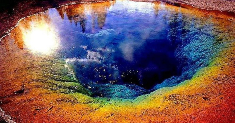 Hồ nước nóng Morning Glory được xem là “đặc sản” của công viên này với màu sắc rực rỡ nổi tiếng của nó