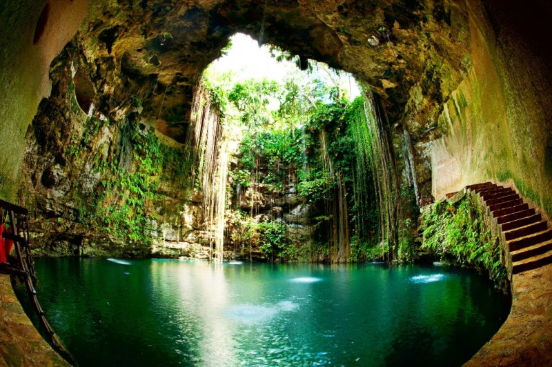 Nó là hố tự nhiên nổi tiếng phía ngoài thành phố Tinum, Yucatan, Mexico