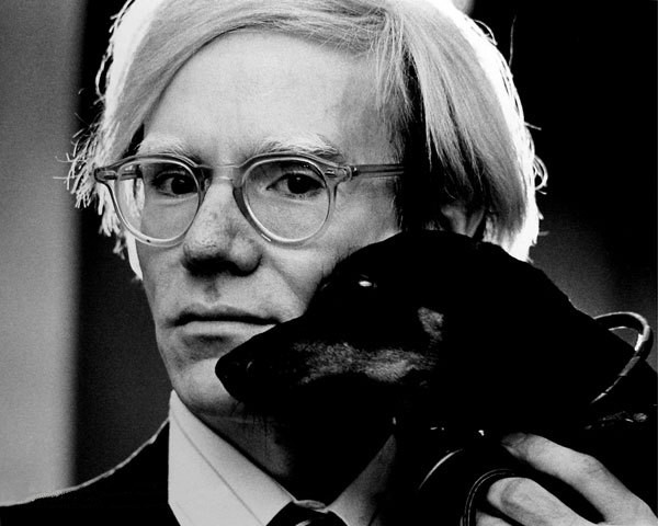 Họa sĩ Andy Warhol - một người họa sĩ đa tài, ngoài vẽ ra, ông còn làm phim và viết sách