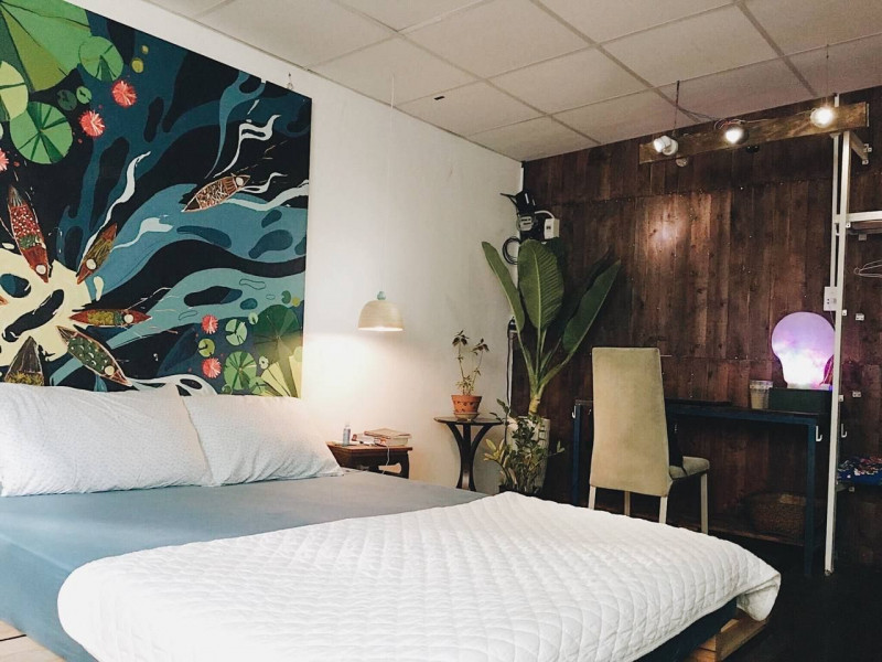 Chọn ﻿﻿Le Bleu Indie Apartment để ở trong những ngày ở Hà Nội, bạn sẽ có cơ hội thức dậy trong khung cảnh bình minh thanh bình hiếm có choáng ngợp trong tầm mắt.