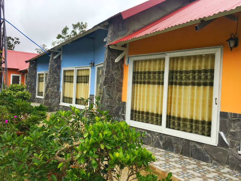 Homestay là những căn nhà gỗ được thiết kế đầy sắc màu, vô cùng rực rỡ, bắt mắt