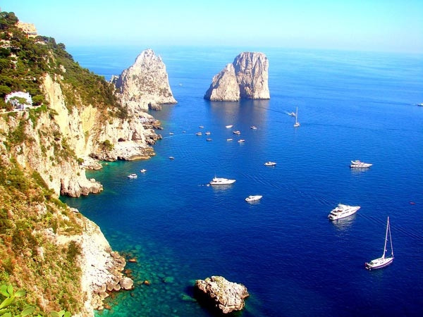 Đảo Capri nổi tiếng trên thế giới nhờ nhiều phong cảnh đẹp lạ thường