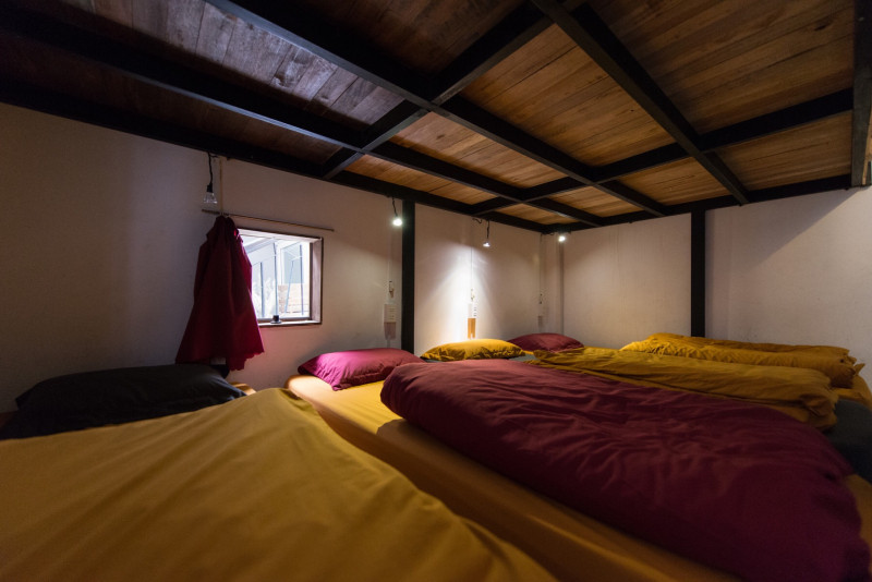 Yolo hostel & bar là một khách sạn với thiết kế đặc biệt, phòng và giường theo kiểu như một ký túc xá thu nhỏ