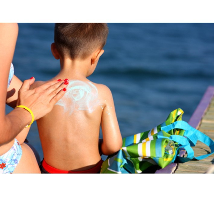 Kem chống nắng dưỡng da Chicco có chỉ số SPF cao (50+), có các hoạt chất đóng vai trò làm màng lọc tia UV giúp bảo vệ cả gia đình khỏi tác hại của ánh nắng mặt trời.